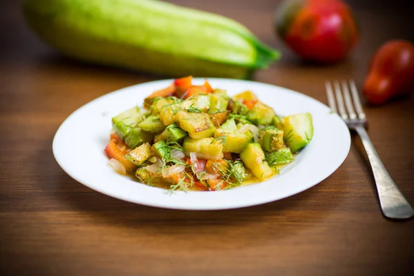 Calabacín frito con pimiento rojo, cebollas, tomates y otras verduras — Foto de Stock