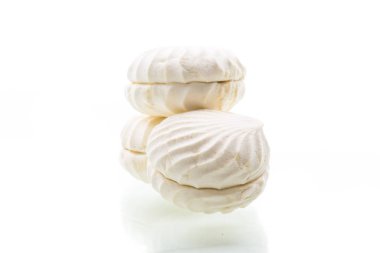 Beyaz bir marşmelovun üzerine izole edilmiş tatlı beyaz şekerlemeler