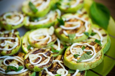 sarımsak ve baharat ile ızgara kabak dilimleri