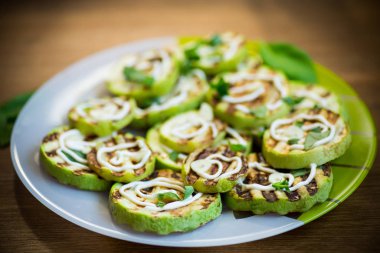 sarımsak ve baharat ile ızgara kabak dilimleri