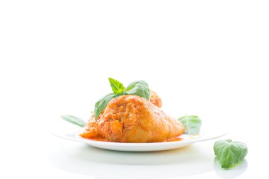 bir plaka et ve sebze sosu ile biber doldurulmuş