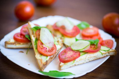 Lor hamur, taze salatalık ve domates ile lezzetli sandviç