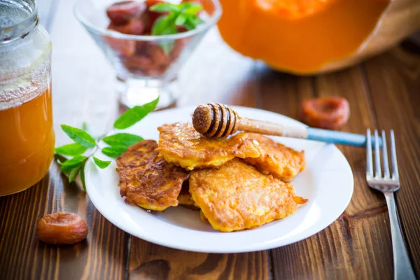 Panquecas de abóbora doce fritas saborosas com mel — Fotografia de Stock