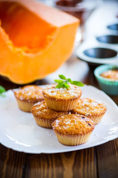 Muffins de citrouille sucrés cuits au four avec abricots secs à l'intérieur , — Photo