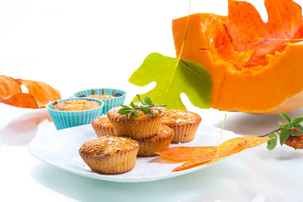 Gebackene süße Kürbismuffins mit getrockneten Aprikosen im Inneren — Stockfoto