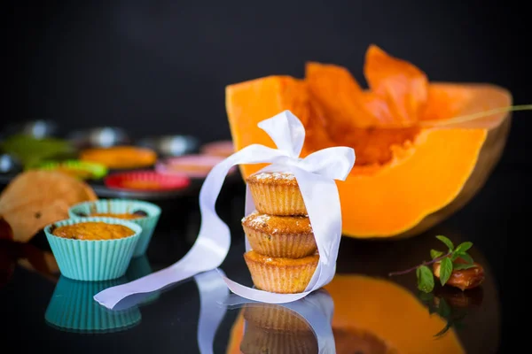 Gebakken zoete Pompoen muffins met gedroogde abrikozen binnen — Stockfoto