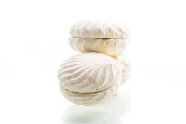 Sweet white big marshmallows isolated on a white — Stock Photo, Image
