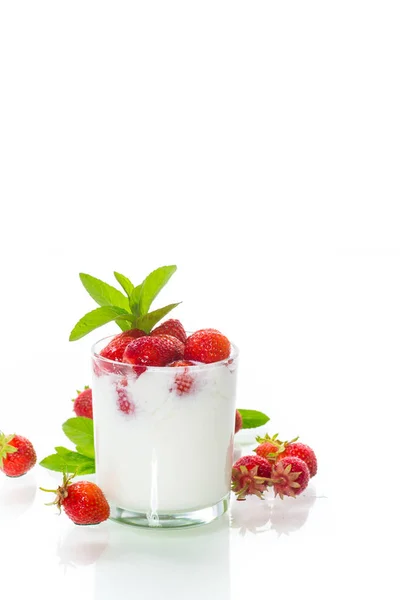 Sladký domácí jogurt s čerstvým zralými jahodami — Stock fotografie