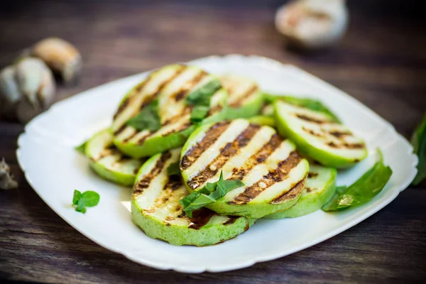 Grillade zucchini skivor med vitlök och kryddor — Stockfoto