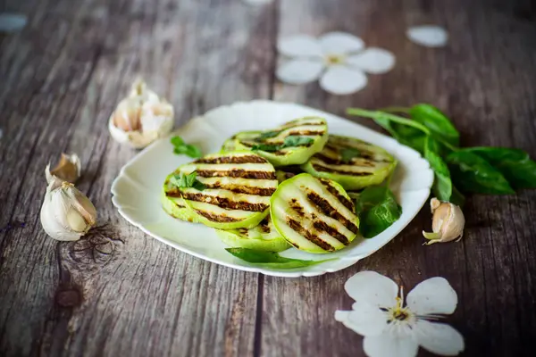 Grillade zucchini skivor med vitlök och kryddor — Stockfoto