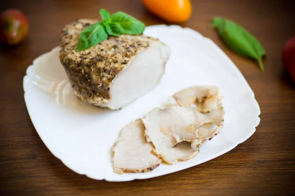 Домашнє запечене м'ясо зі спеціями в тарілці — стокове фото