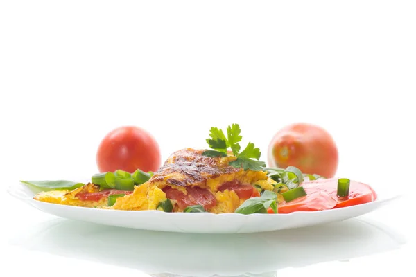 Tortilla frita de huevos orgánicos caseros con tomates y cebollas verdes —  Fotos de Stock