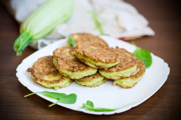 Frittelle vegetali a base di zucchine verdi in un piatto — Foto Stock