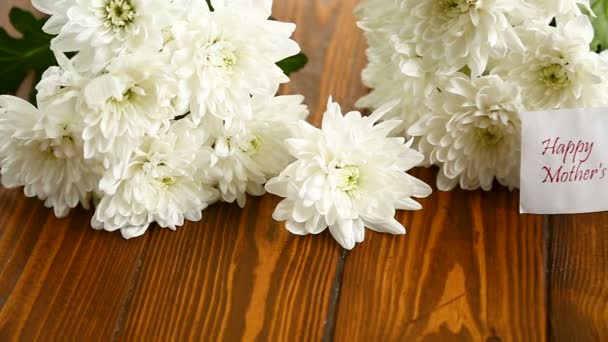 Bouquet di astri bianchi con un biglietto di auguri per la mamma — Video Stock