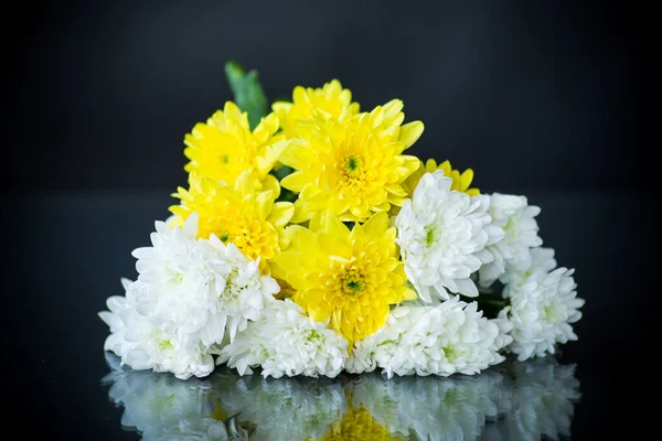 Букет білих хризантем з вітальною листівкою для мами — стокове фото