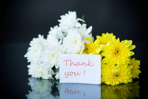 Ramo de crisantemos blancos con una tarjeta de felicitación para mamá —  Fotos de Stock