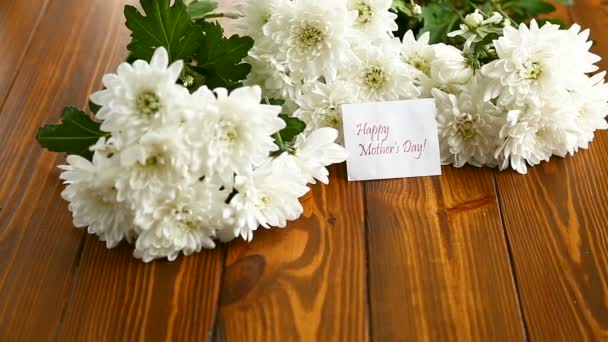 Bouquet of white asters with a greeting card for mom — Stock Video