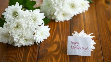 Annem için tebrik kartı olan bir buket beyaz aster.