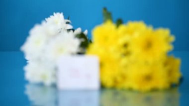 Annem için bir tebrik kartı olan bir buket beyaz kasımpatı.