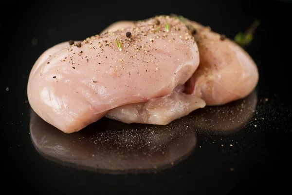 Filete de pollo con especias y romero en una oscuridad —  Fotos de Stock