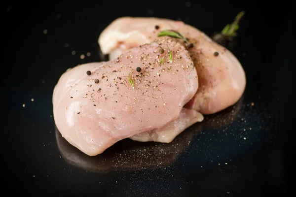 Filete de pollo con especias y romero en una oscuridad —  Fotos de Stock