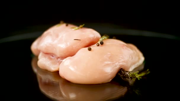 Csirke filé fűszerekkel és rozmaringgal a sötétben — Stock videók