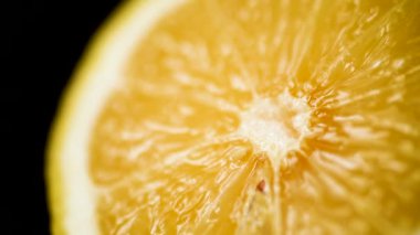 Lemon siyah bir arka planda izole edildi. Citrus meyvesi. Taze ve olgunlaşmış limon dönüşümlü
