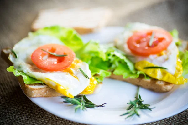 Pain Grillé Avec Oeuf Salade Tomate Dans Une Assiette Sur — Photo