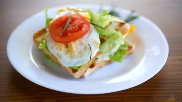Smažené toasty s vejcem, salátem, rajčaty na talíři — Stock video