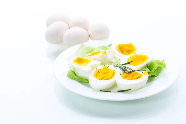 白底盘中生菜煮熟的鸡蛋 — 图库照片