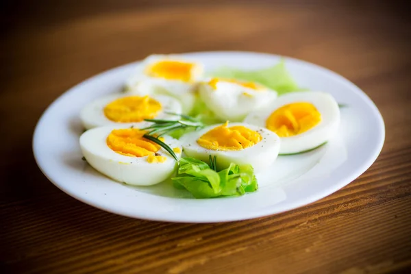 Oeufs Durs Avec Feuilles Salade Dans Une Assiette Sur Une — Photo