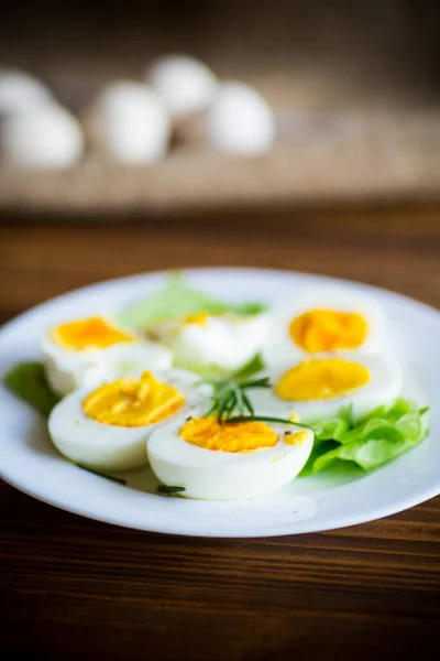 Oeufs Durs Avec Feuilles Salade Dans Une Assiette Sur Une — Photo