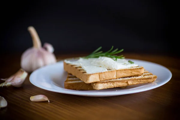 Pan Tostado Frito Con Cuajada Ajo Relleno Una Mesa Madera —  Fotos de Stock