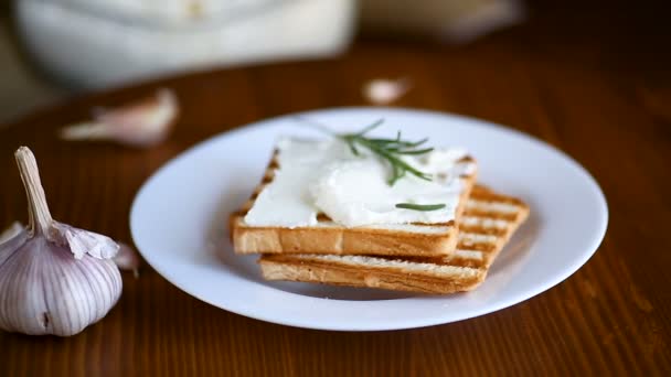 Stekt rostat bröd med vitlök curd fyllning på ett bord — Stockvideo