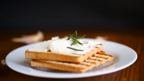 Pan tostado frito con cuajada de ajo relleno en una mesa — Vídeos de Stock