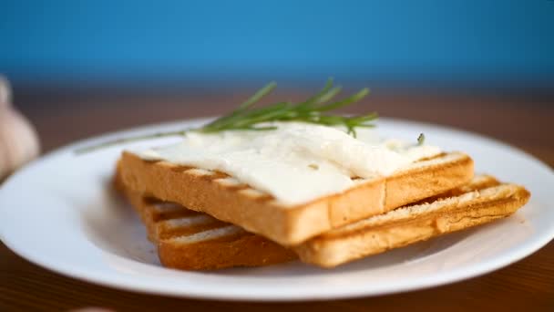 Смажений тостний хліб з начинкою з часнику на столі — стокове відео