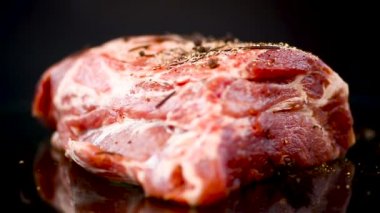 Baharatlı ve biberiyeli domuz eti.