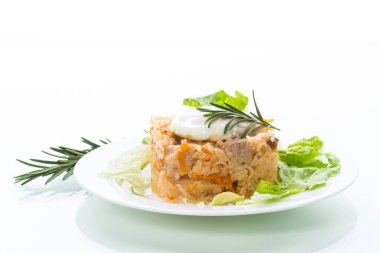 Sebzeli pilav ve beyaz arka planda salata yapraklı sahanda yumurta.