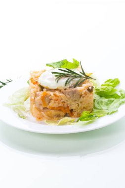 Sebzeli pilav ve beyaz arka planda salata yapraklı sahanda yumurta.