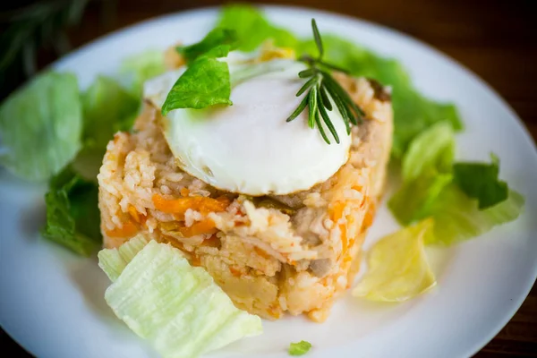 煮米饭和蔬菜 炒鸡蛋和沙拉叶放在木制桌子上的盘子里 — 图库照片