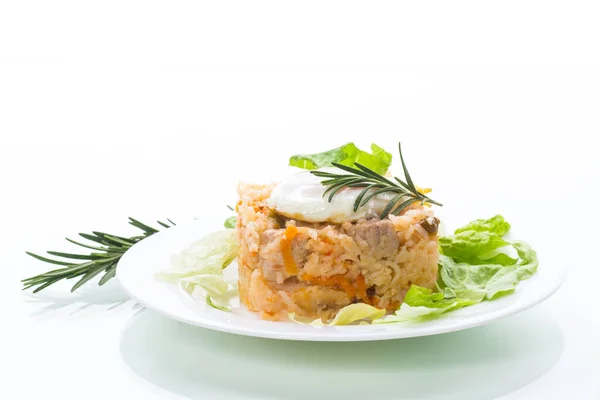Βραστό Ρύζι Λαχανικά Και Τηγανητό Αυγό Φύλλα Σαλάτας Πιάτο Λευκό — Φωτογραφία Αρχείου