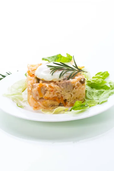 Gekochter Reis Mit Gemüse Und Spiegelei Mit Salatblättern Einem Teller — Stockfoto