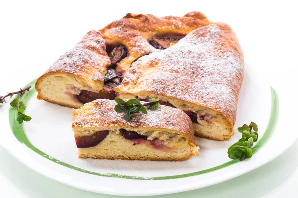 Pastel Ciruela Casero Horneado Dulce Con Azúcar Glaseado Sobre Fondo — Foto de Stock