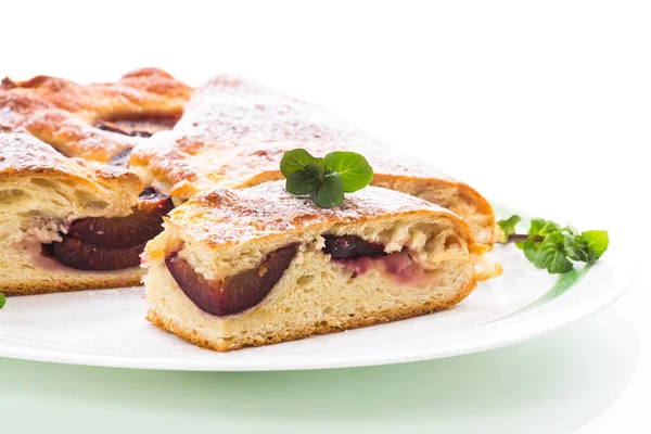 Pastel Ciruela Casero Horneado Dulce Con Azúcar Glaseado Sobre Fondo — Foto de Stock