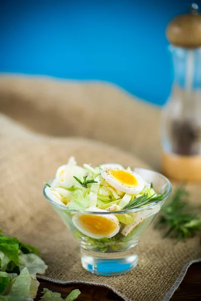 Salada Primavera Fresca Com Repolho Alface Ovos Cozidos Com Alecrim — Fotografia de Stock