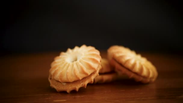 Galletas crujientes dulces redondas con un relleno de leche condensada — Vídeos de Stock