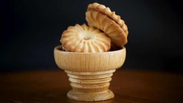 Biscoitos crocantes doces redondos com um recheio de leite condensado — Vídeo de Stock