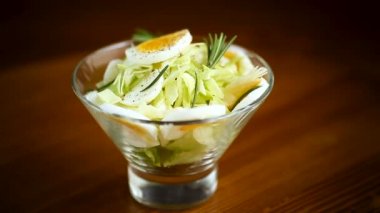 Lahana, marul ve biberiyeli haşlanmış yumurta ve baharatlı taze bahar salatası.