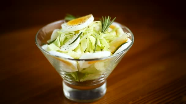 Φρέσκια ανοιξιάτικη σαλάτα με λάχανο, μαρούλι και βραστά αυγά με δεντρολίβανο και μπαχαρικά — Αρχείο Βίντεο