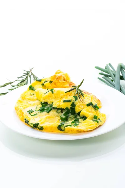 Omelete Quente Frito Com Cebola Verde Picada Uma Placa Isolada — Fotografia de Stock